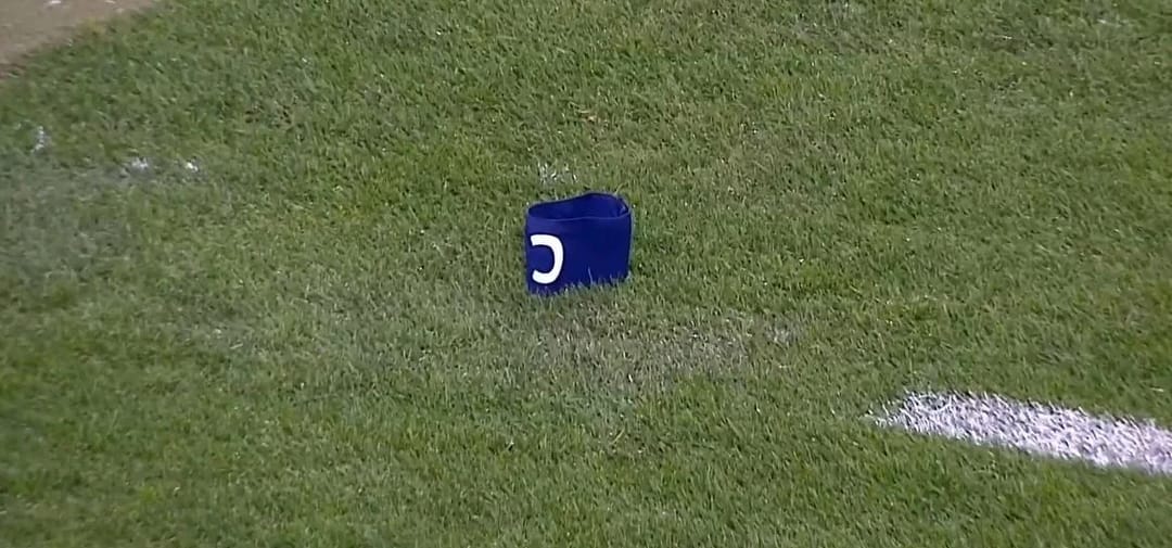 На аукционе в Сербии цена повязки Роналду упала в сотни раз