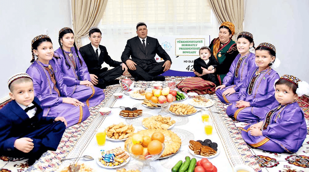 Lebap welaýatynda köp çagaly maşgalalaryň birnäçesine täze öýleriň açarlary gowşuryldy