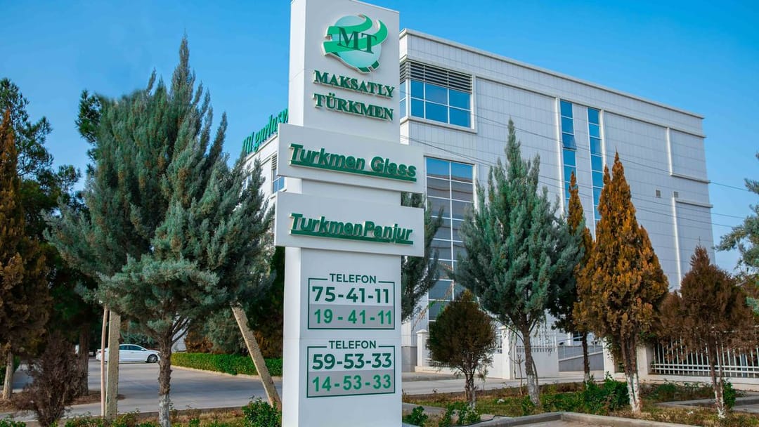 «Maksatly Türkmeniň» hünärmenleri akkordeon gapylarynyň dar ýerde peýdaly taraplary barada belleýärler