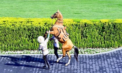 Berdimuhamedow "Türkmenistanyň halk atşynasy" diýen hormatly ady dakmak hakynda Permana gol çekdi