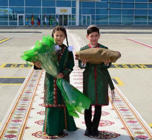 Aşgabatda halkara forumlara gatnaşjak myhmanlar garşylanýar