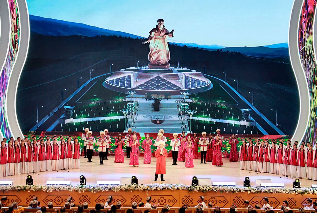 В Туркменистане отметили День работников культуры и искусства, а также поэзии Махтумкули