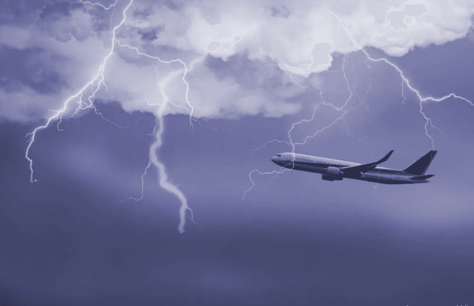 В Италии в самолет ударила молния