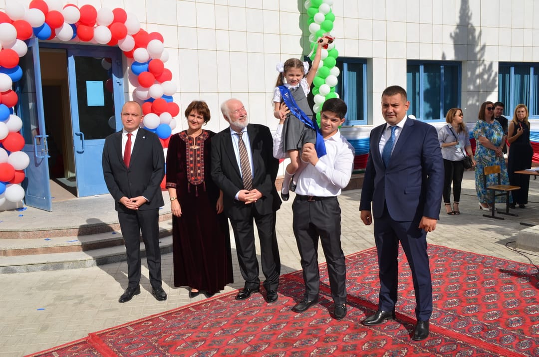Совместная российско-туркменская школа получила подарок от губернатора Санкт-Петербурга