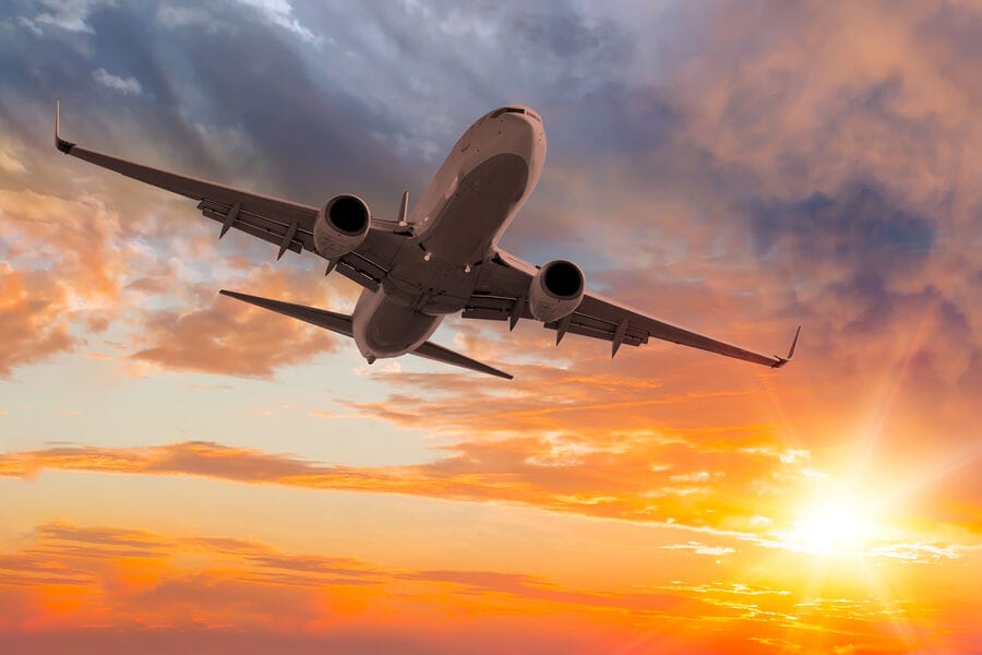 Moskwa uçan ýolagçy uçarynyň asmanda aýnasy çat açdy