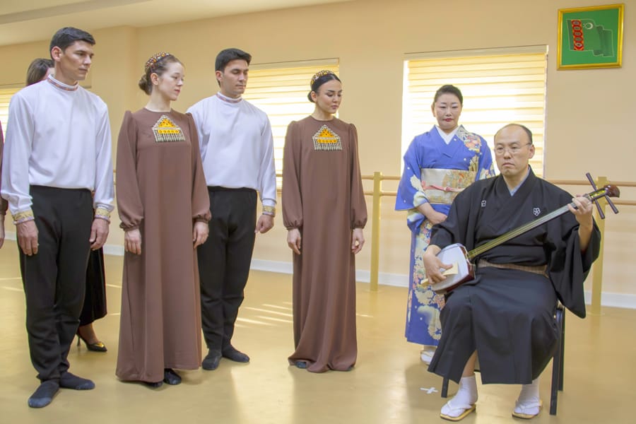 Японские мастера народного исполнительского искусства провели мастер-классы в Ашхабаде