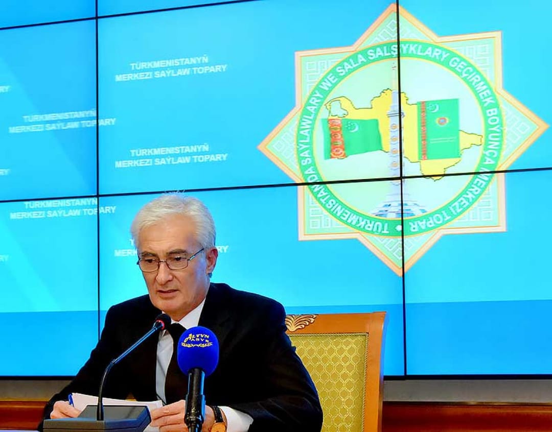 Глава ЦИК вручил удостоверения избранным в двухпалатный парламент Туркменистана членам Халк Маслахаты