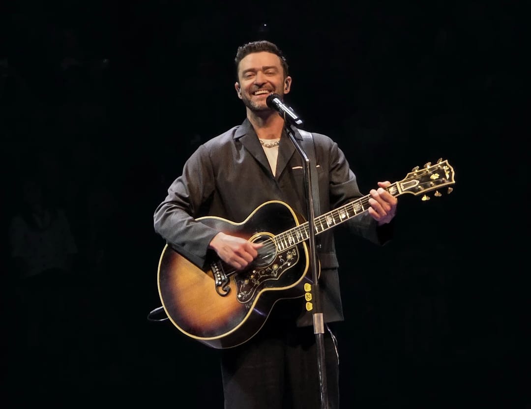 Muşdaklary Jastin Timberleýkiň sahnadaky ýaltalygy üçin petekleri satýarlar