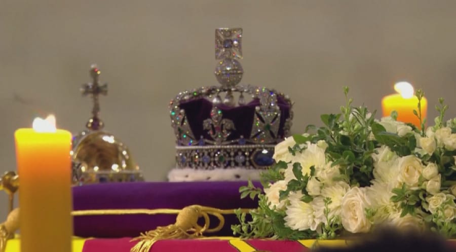 Britanlar Şa zenany bilen hoşlaşdylar