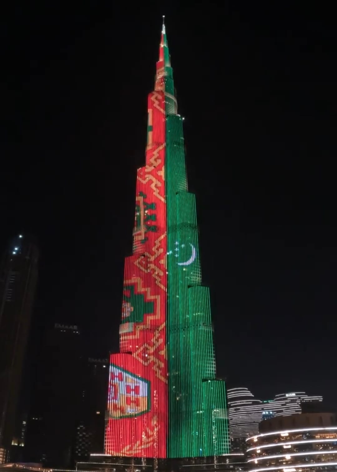 Dünýäniň iň belent binasynda Türkmenistanyň Döwlet baýdagy şekillendirildi