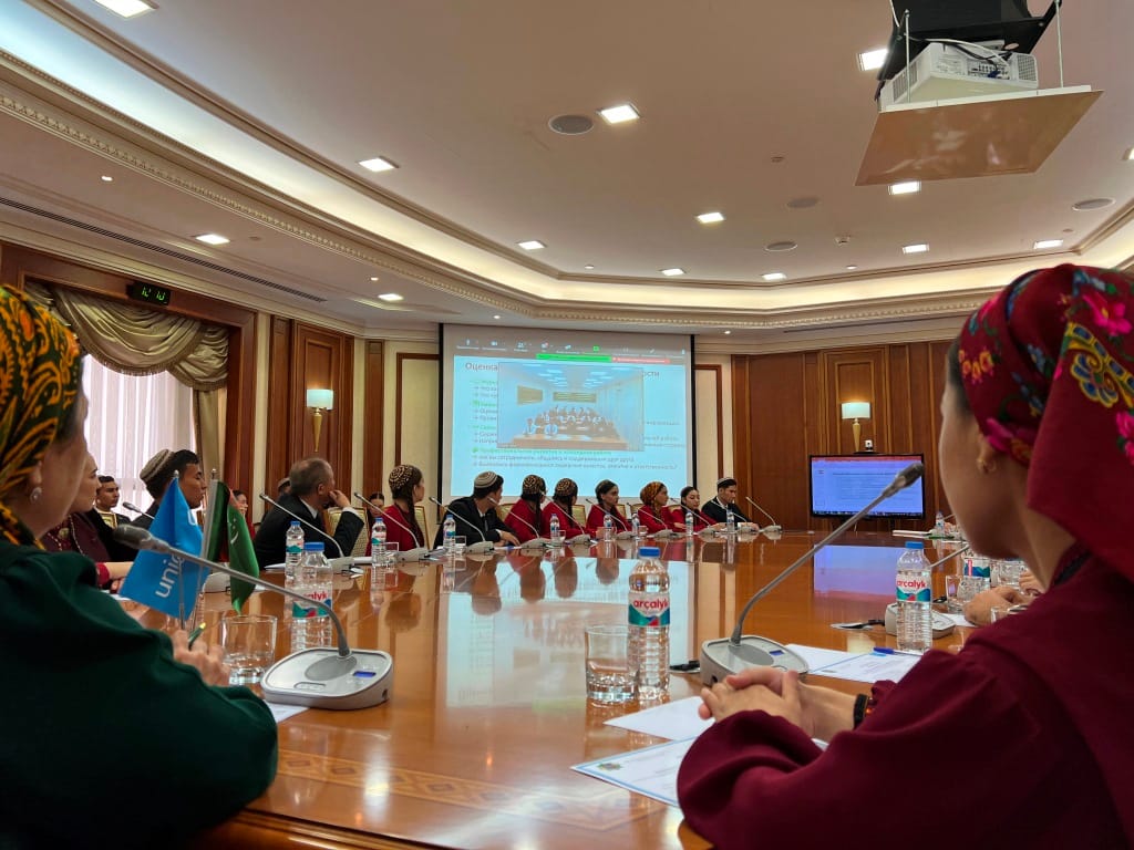 Студенты двух вузов Туркменистана приняли участие в оценке потребностей семей 