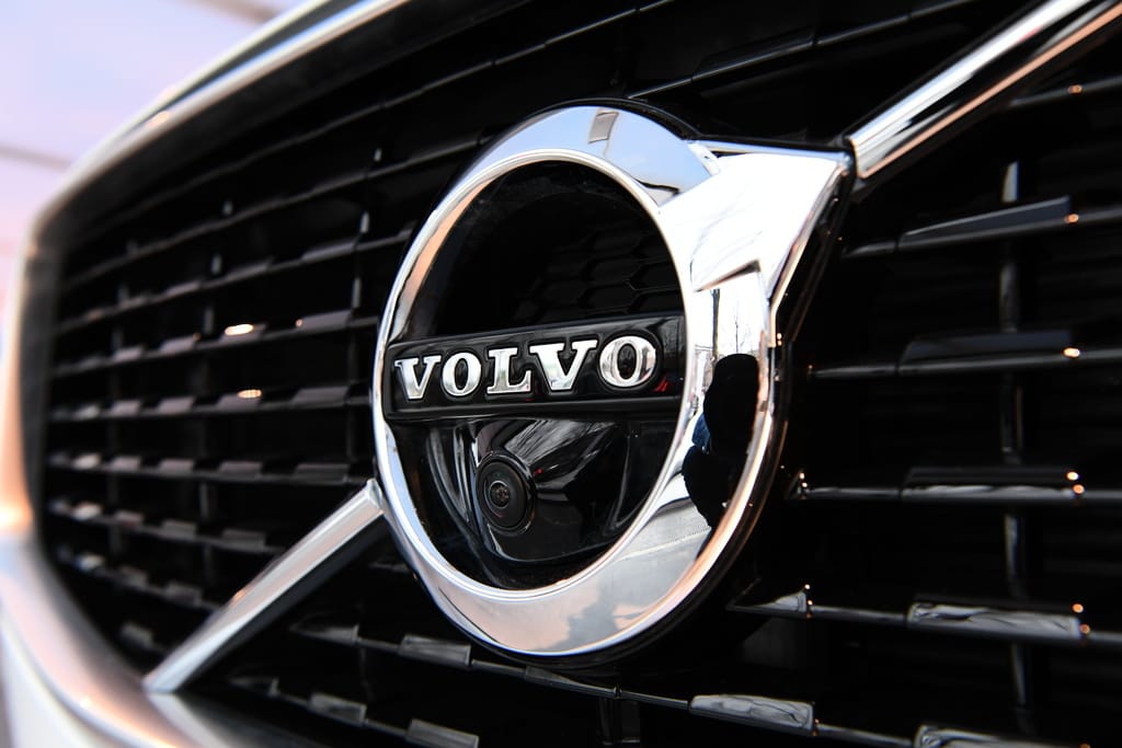 “Volvo Cars” ýarymgeçirijileriň ýetmeýändigi sebäpli Şwesiýadaky önümçiligi togtadýar