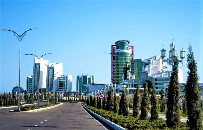 Halk Maslahatynyň Başlygy Awaza forumynyň degişli lybaslary we şygarlary bilen tanyşdy