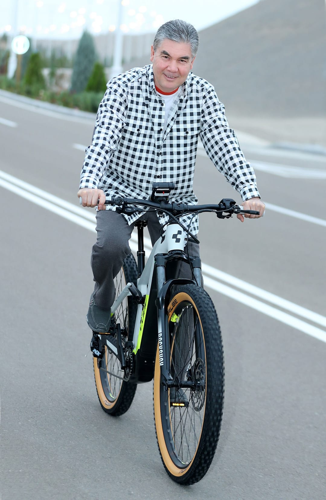 Президент Туркменистана совершил велопрогулку в предгорьях Копетдага