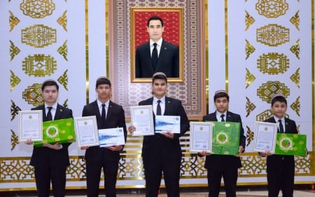 В Туркменистане назвали победителей конкурса по робототехнике среди школьников