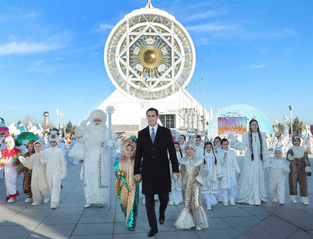 Президент Туркменистана принял участие в новогодних торжествах у Главной ёлки Ашхабада