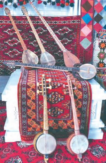 В музее Туркменабата открылась выставка национальных музыкальных инструментов и их современных образцов