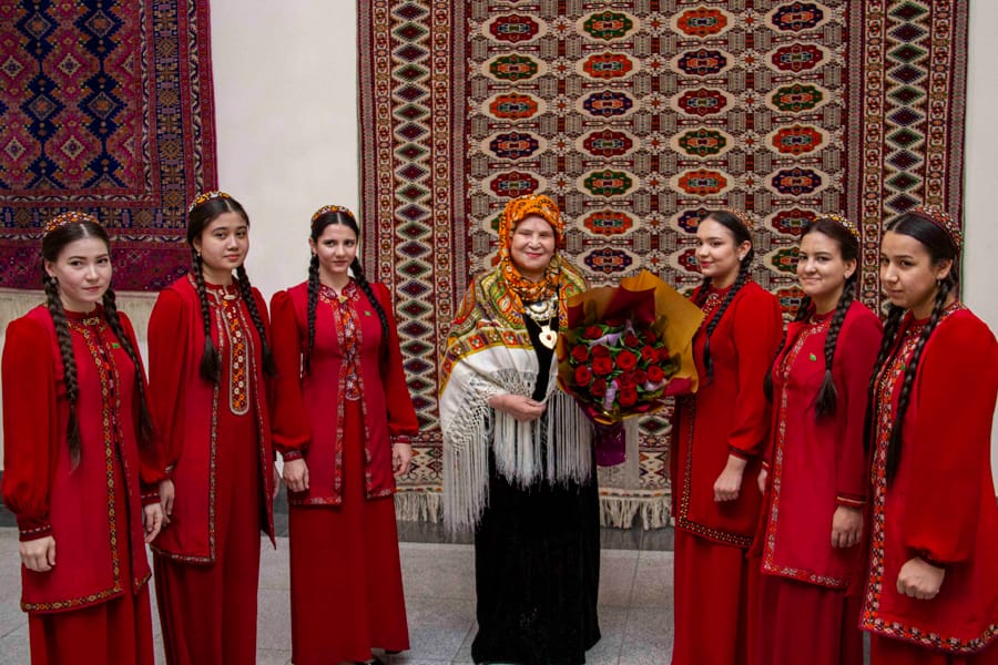 В Ашхабаде открыта персональная выставка ковровых изделий Аннабиби Исламовой