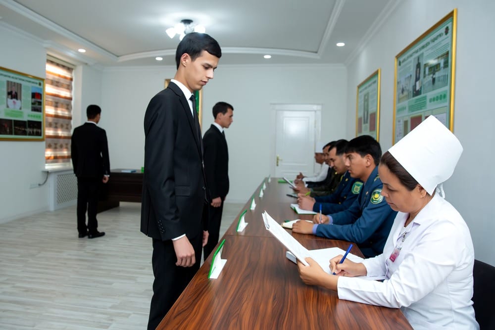 В Туркменистане узаконили разовую отсрочку от призыва в армию для выпускников школ