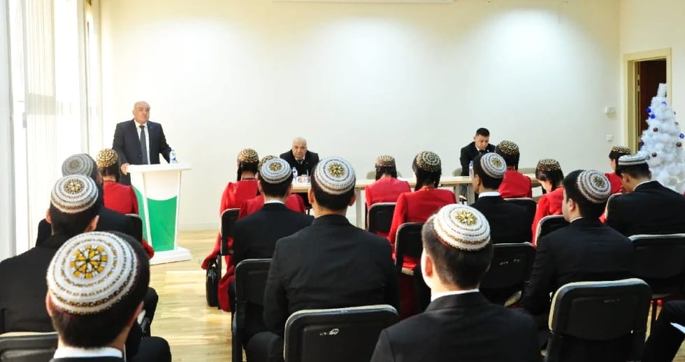 Студенты ИМО МИД Туркменистана встретились с экспертом в области экономики