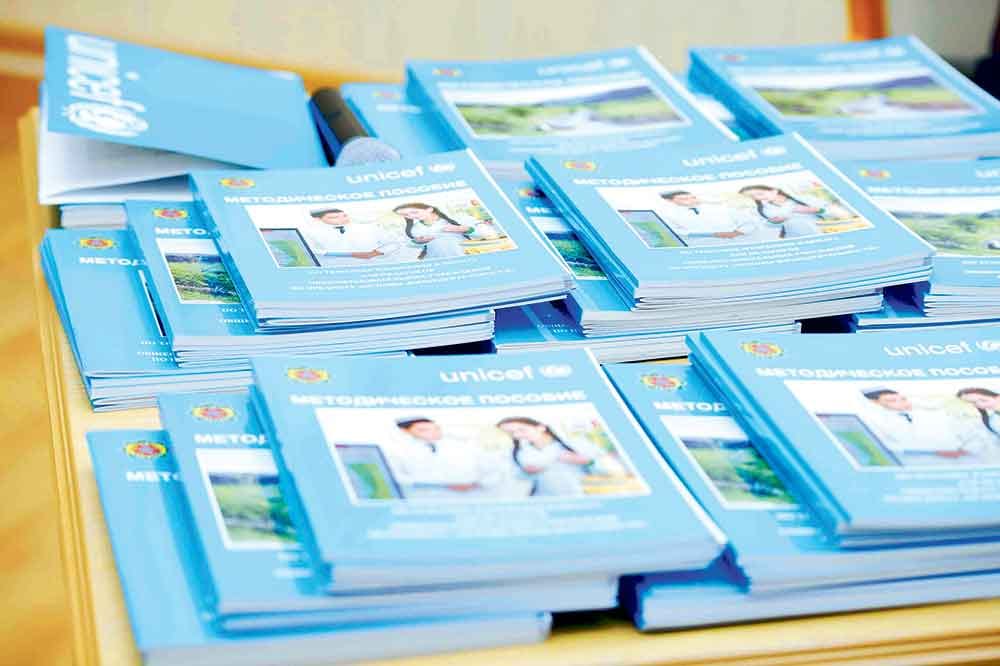 ÝUNISEF bi­len Türkmenistanyň Bilim ministrligi orta mekdepleriň mugallymlary üçin gollanmalar toplumyny taýýarlady