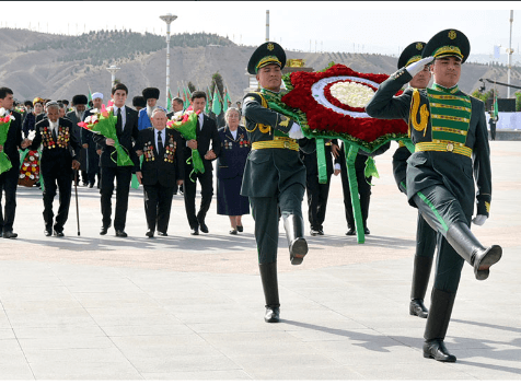 В Туркменистане в честь 73-й годовщины Великой Победы состоялись торжественные  возложения цветов