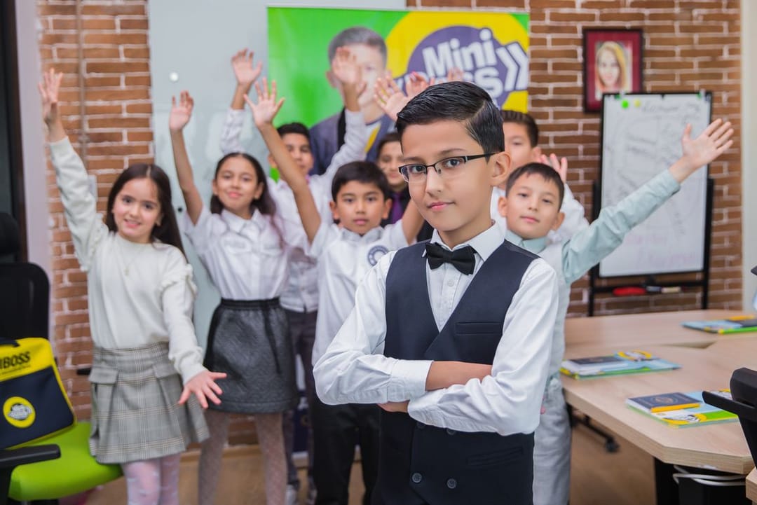 «Iş Nokady» Beýik Britaniýada tomusky okuw dynç alyş merkezine gatnaşmaga çagyrýar