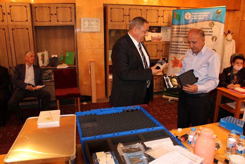 Туркменский аграрный вуз получил приборы для быстрого анализа почвы