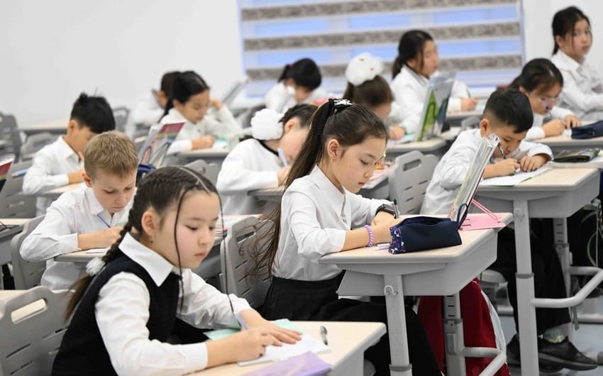 Gyrgyzystanda orta mekdeplerde 12 ýyllyk okuw giriziler