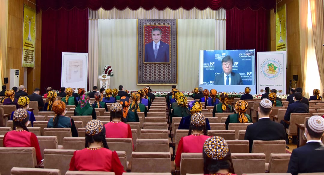 Türkmenistanyň Prezidentiniň «Türkmeniň döwletlilik ýörelgesi» atly kitaby koreý diline terjime edildi