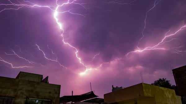 Güney Asya’da etkili olan şiddetli yağışlar sebebiyle Hindistan’da en az 84 kişi, Nepal’de ise en az sekiz kişi hayatını kaybetti