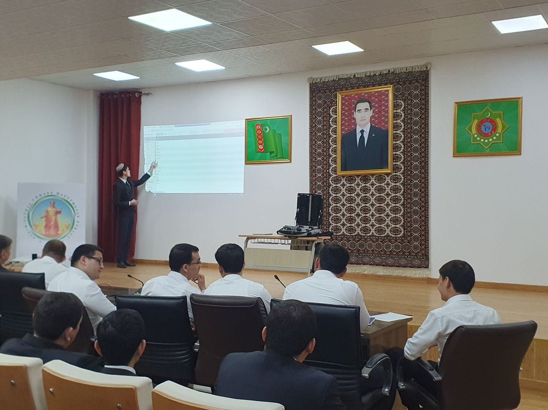 Aşgabatda aragatnaşykçy ýaşlaryň arasynda hünär bäsleşigi geçirildi