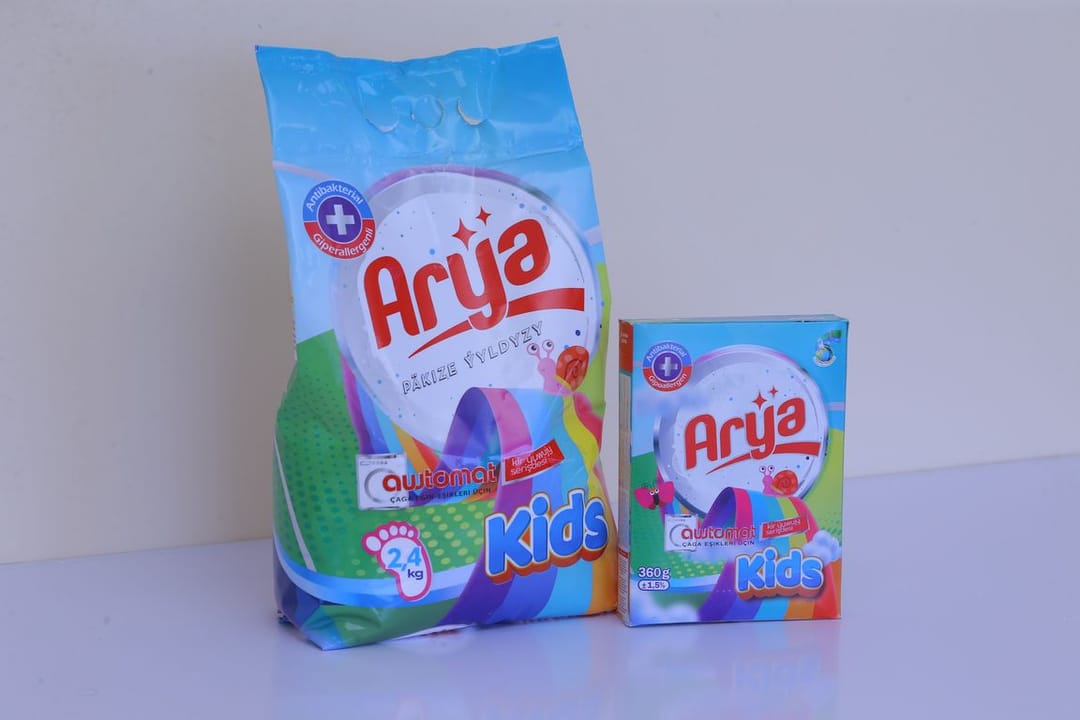 «Arýa Kids» kir ýuwujy serişdesi: çaga geýimleriniň göwnejaý tämizligi