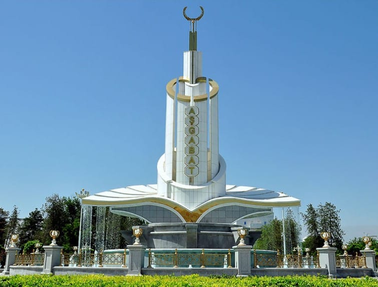 В Ашхабаде состоялось вручение государственных наград выдающимся горожанам 