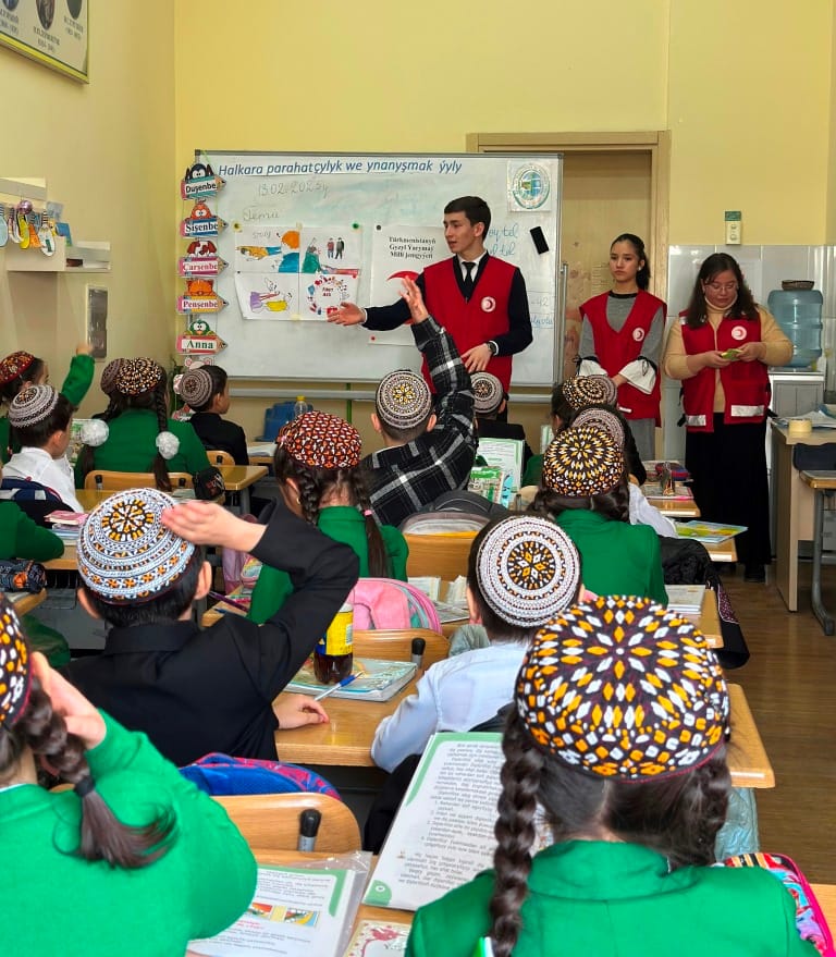 Волонтеры НОКПТ обучили правилам первой доврачебной помощи 1500 школьников Ашхабада   