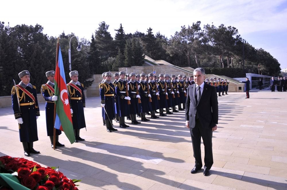Президент Туркменистана почтил память Гейдара Алиева