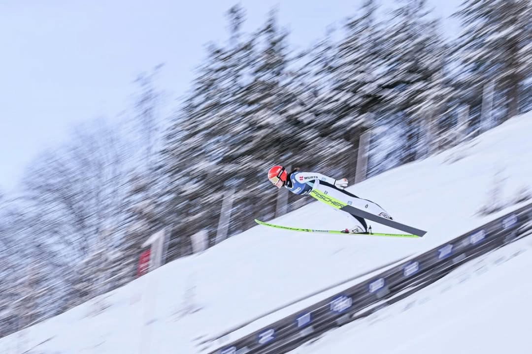 Kayakla atlama yarışmasında ödül olarak erkeklere para, kadınlara ise şampuan ve havlu verildi