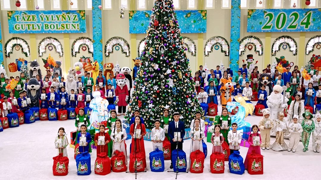 Pupils of Döwletliler köşgi received gifts for the New Year