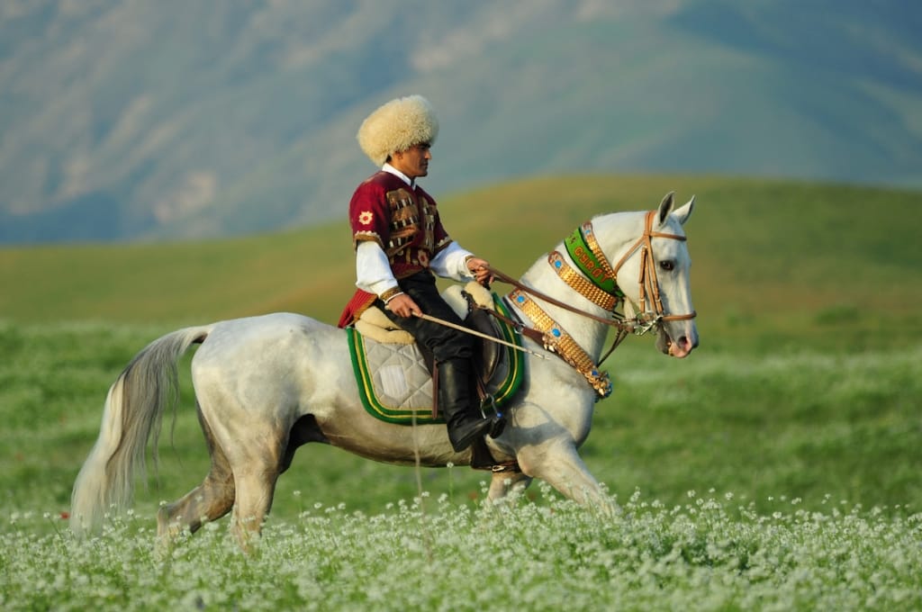 Состоялась театральная постановка с участием туркменских скакунов
