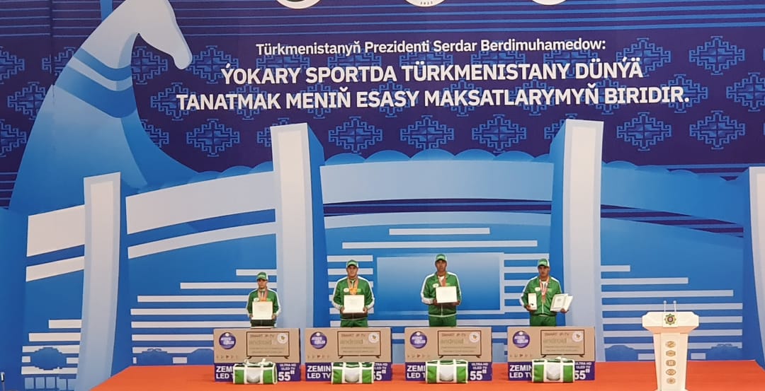 Президент Туркменистана наградил спортсменов автомобилем, телевизорами и путёвками для отдыха в Авазе