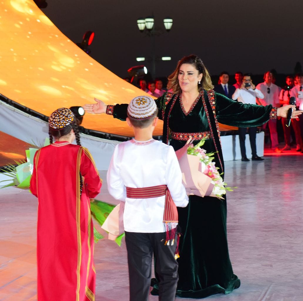 Тунисская певица Амани Свисси поблагодарила Туркменистан за тёплый прием