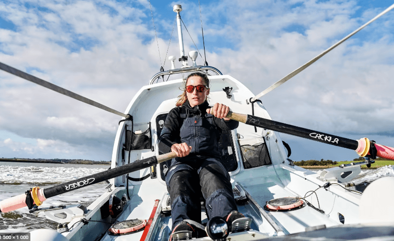 Britaniýaly zenan Atlantika ummanyny ýüzüp geçip dünýä rekordyny goýdy