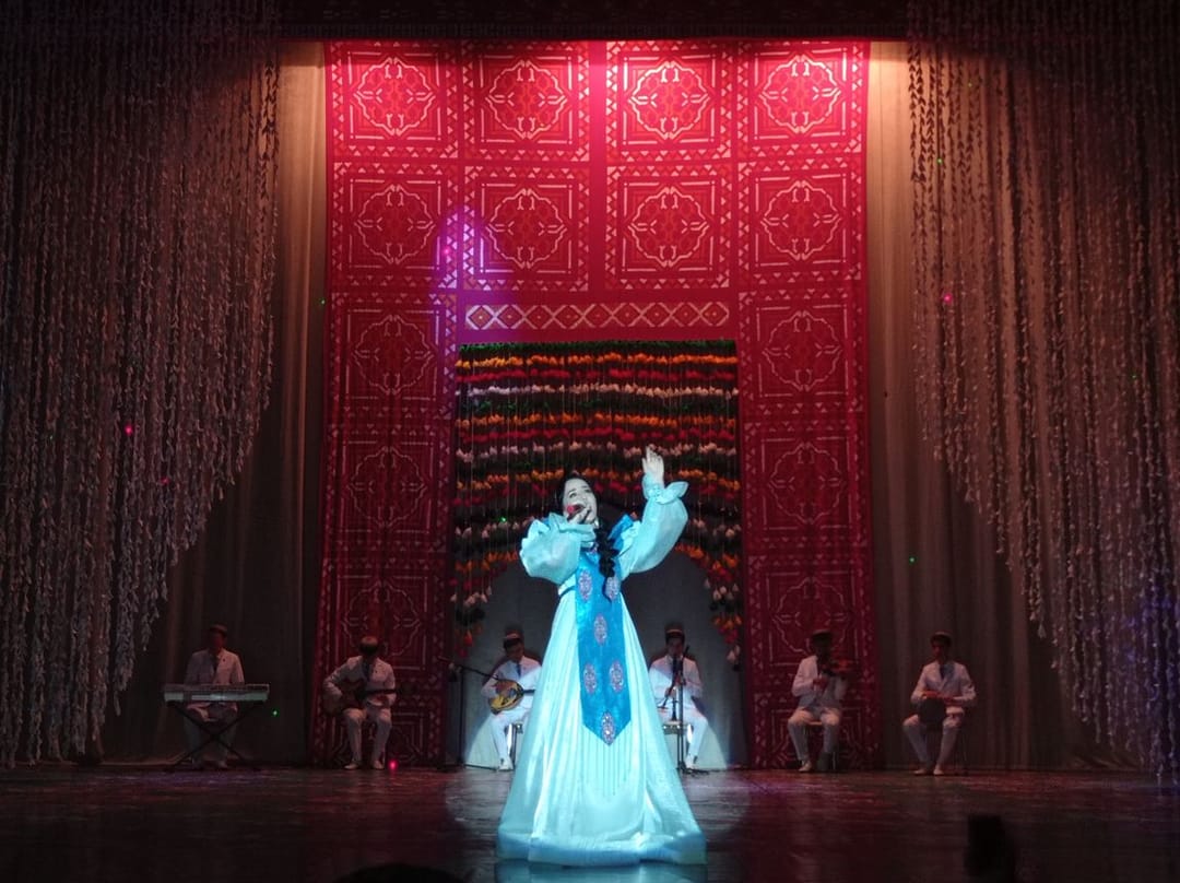 В Государственном музыкально-драматическом театре Туркменабата прошло торжественное вручение дипломов