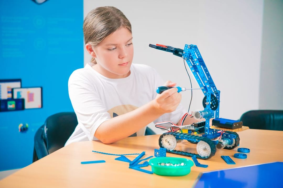 The Imdatbot Robotics Center invites schoolchildren to a summer training camp and a free open lesson