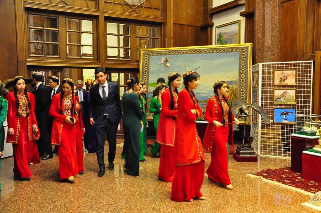 В Ашхабаде состоялось открытие выставки «Птицы - украшение природы»