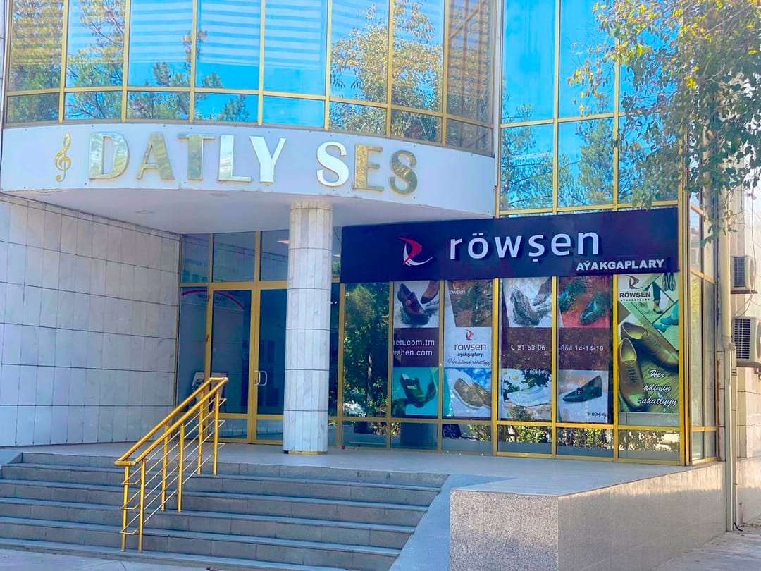 Find your perfect pair of shoes in Röwşen stores