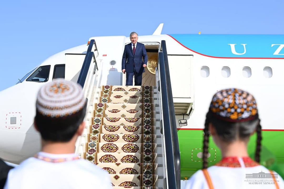 Мирзиёев прибыл в Ашхабад для участия в саммите глав Туркменистана, Таджикистана и Узбекистана