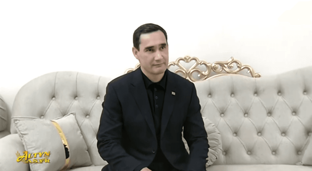 Президент Туркменистана осмотрел новые жилые комплексы для военнослужащих в Серахсе