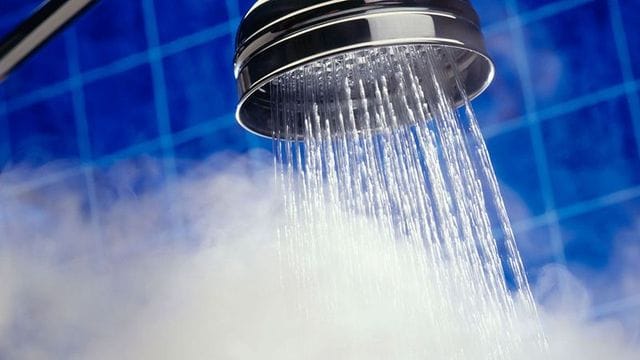 Эксперты указали на опасность горячего душа