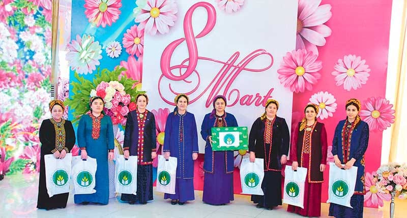 В Ахалском велаяте чествовали победителей творческого конкурса в честь 8 марта